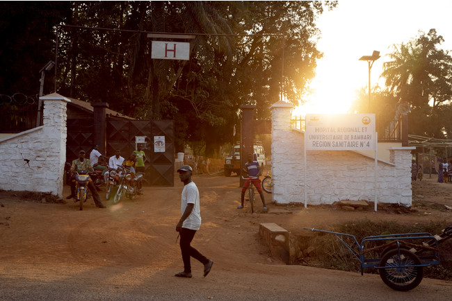 バンバリ市でMSFが運営する病院＝2020年12月　　© Adrienne Surprenant／MSF