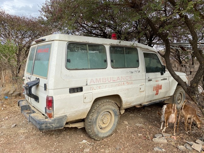 武装集団から略奪を防ぐため、町の周辺に隠されている救急車 ©MSF