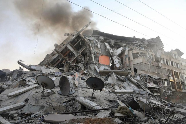 イスラエル軍の空爆によって破壊されたガザ地区のアル・シュルークタワー＝5月12日撮影　© Fady Hanona／MSF