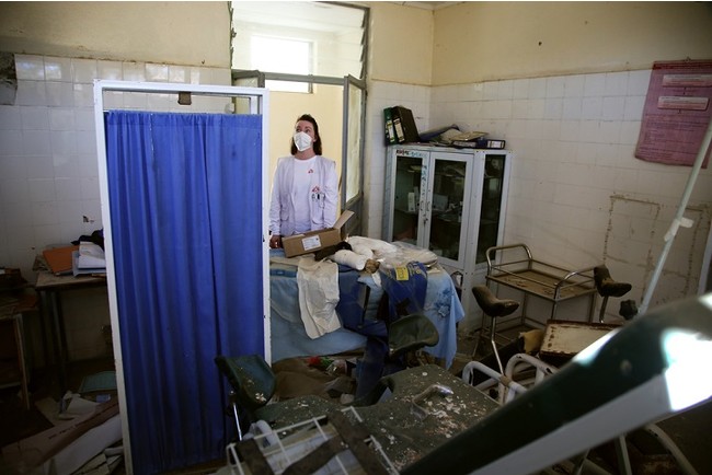 ティグレ州にある医療施設を点検するMSFスタッフ。紛争の当初にロケット弾で攻撃を受けた＝2021年3月　© Igor Barbero／MSF