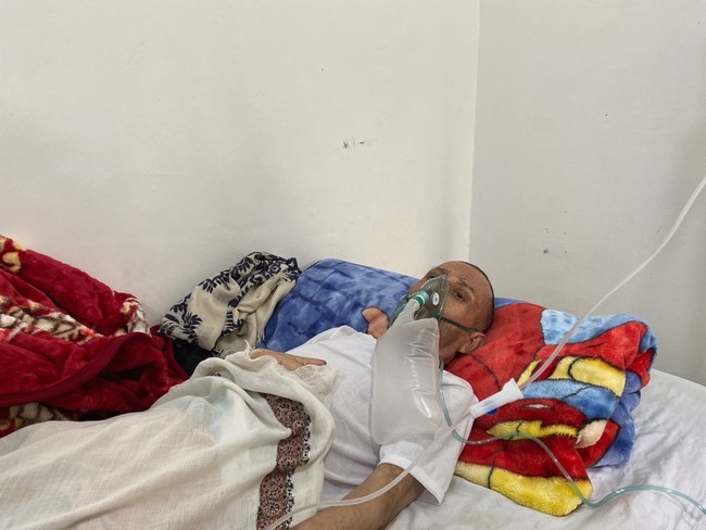 イエメン・サヌアの新型コロナ治療センターに入院する男性。治療に必要な酸素の不足が深刻だ　© MSF／Hareth Mohammed