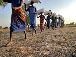 南スーダン　ジョングレイ州で、支援物資を運ぶ女性たち　🄫 Damaris Giuliana／MSF