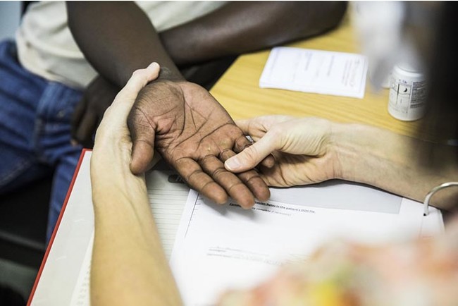 薬剤耐性結核に対する臨床試験で患者を診察する国境なき医師団の医師 © Oliver Petrie／MSF