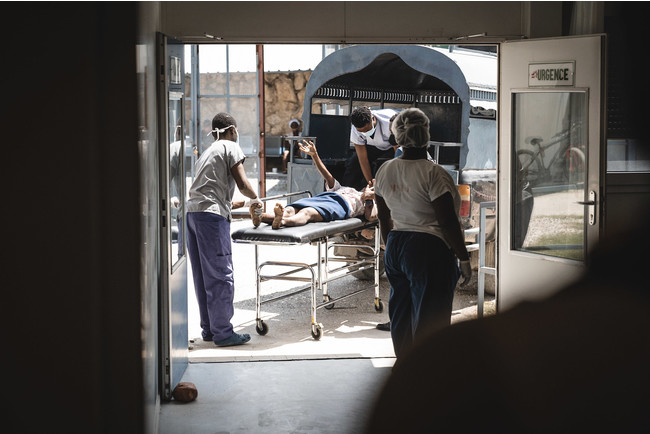 ポルトープランスにあるMSFのタバラ病院に運び込まれる交通事故の被害者 ＝2021年10月　© Pierre Fromentin／MSF