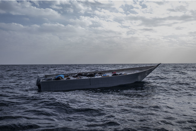 救助活動により空になった木造船。99人が救助、10人の遺体が回収された＝2021年11月16日　© Virginie Nguyen Hoang／ HUMA