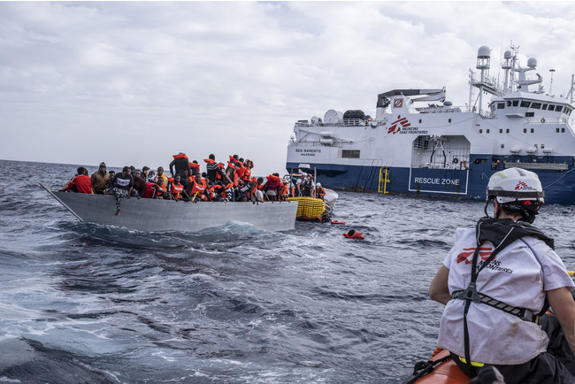 リビア沿岸から約30海里の地点で、過密状態の木造船から生存者の救助にあたる「ジオ・バレンツ」号＝2021年11月16日　© Virginie Nguyen Hoang／ HUMA