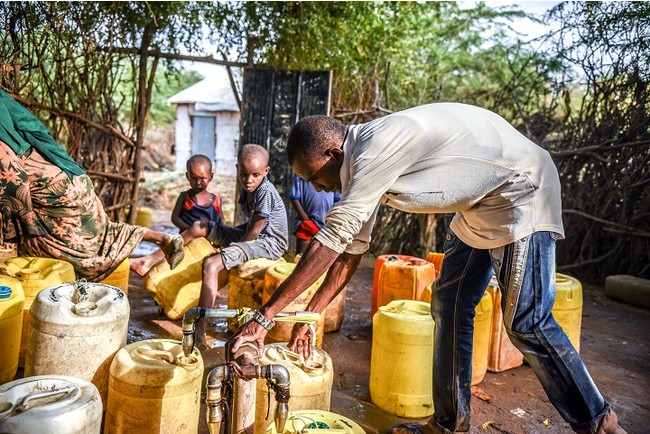 ダガレイ・キャンプの給水所で水を汲む人びと＝2021年5月12日 (C) Paul Odongo／ MSF 