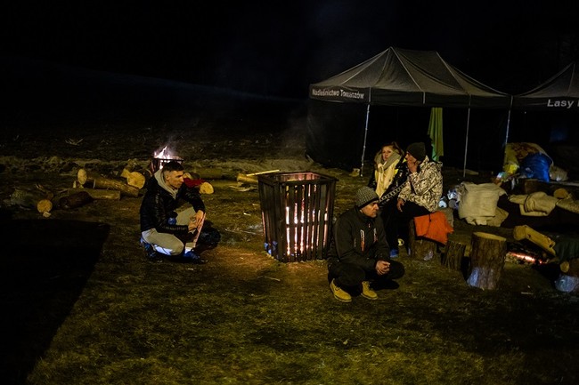 ポーランド南東部の国境の町で夜を過ごすウクライナの人びと＝2022年3月1日　(C) Maciej Moskwa