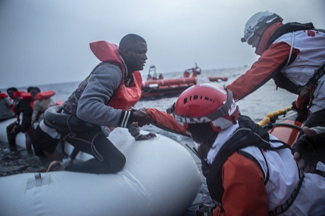 浸水したゴムボートから救出された113人＝2022年3月29日　(C) Anna Pantelia／MSF