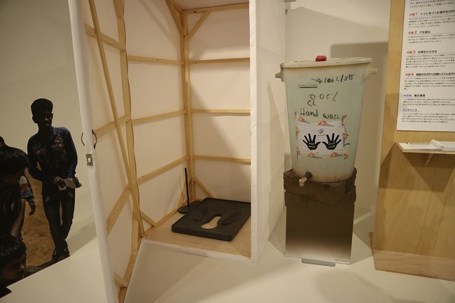 難民キャンプに設置した簡易トイレの再現　(C) MSF