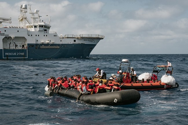 救助された71人をボートに移すMSFのチーム＝2021年10月23日　(C) Filippo Taddei／MSF