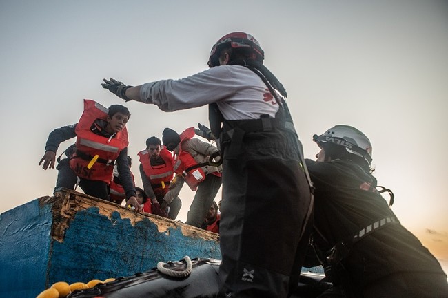 マルタの救助海域で沈没の危険のある木造船から67人を救助＝2022年5月11日　(C) Anna Pantelia／MSF