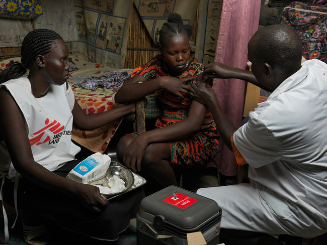 南スーダン・ベンティウの国内避難民キャンプでE型肝炎の予防接種を実施＝2022年4月26日 (C) Peter Caton／MSF