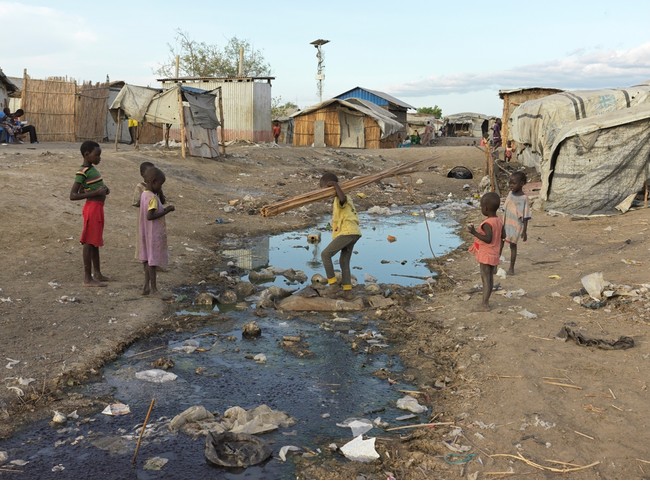 ベンティウの国内避難民キャンプで厳しい衛生状態で暮らす子どもたち＝2022年4月28日 (C) Peter Caton／MSF