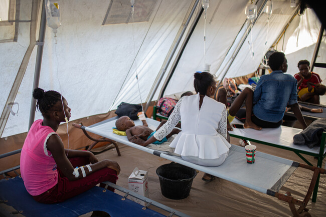シテ・ソレイユのコレラ治療センターで感染した子どもの世話をする母親たち＝2022年10月7日　(C) Alexandre Marcou／MSF
