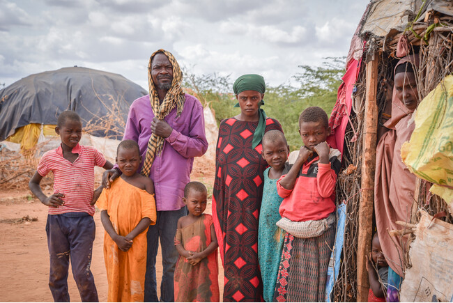 干ばつによりソマリアからダダーブ難民キャンプに避難してきた家族＝2022年6月23日　(C) Lucy Makori／MSF