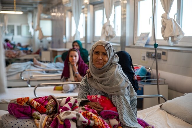 クンドゥーズ外傷センターに入院する、足を撃たれて負傷した女性＝2022年11月25日 (C) Nava Jamshidi