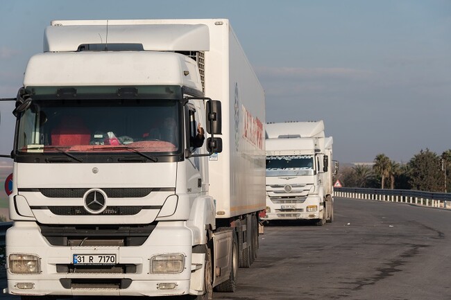 トルコからハマム越境地点を通ってシリア北西部に入国するMSFの物資を積んだトラック＝2023年2月19日 　(C) Abdulmonam Eassa／MSF