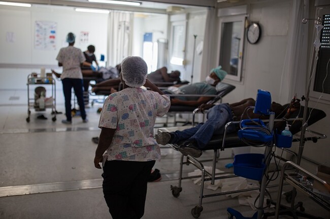 タバル病院の救急室は銃による負傷者で満員になっている＝2022年12月2日　(C) Alexandre Marcou／MSF