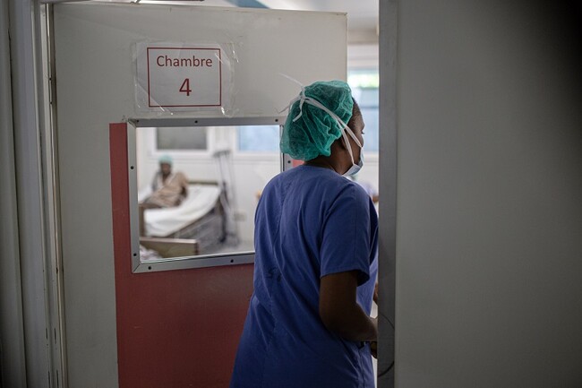 ポルトープランス、タバル病院。銃で撃たれけがをした患者の治療に当たるスタッフ＝2022年11月22日　(C) Alexandre Marcou／MSF