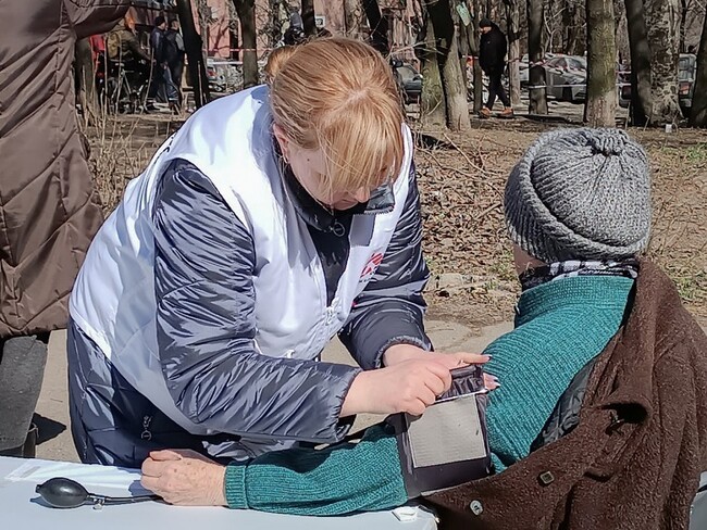 ミサイルが直撃した住宅の近くで女性を介抱するMSFのスタッフ=2023年3月2日 (C) MSF ミサイルが直撃した住宅の近くで女性を介抱するMSFのスタッフ=2023年3月2日 (C) MSF