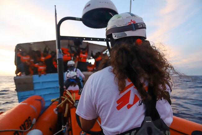MSFの捜索救助船がマルタ沖で未成年者を含む300人を救助 ＝2023年5月1日 (C) MSF／Skye McKee