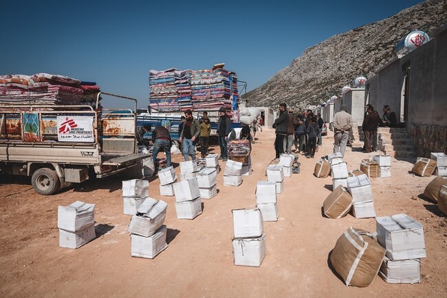 シリア北西部のサルカン市郊外において、地震で被災した人びとへ救援物資を配布=2023年2月18日　(C) Omar Haj Kadour