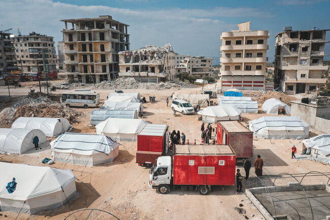 地震で被災したイドリブ県における移動診療=2023年2月19日　(C) Omar Haj Kadour