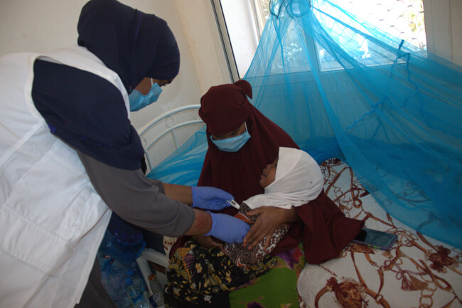 ラス・アノド総合病院ではしかの子どもに対応する看護師=2022年3月13日　(C) Dahir Abdullahi／MSF