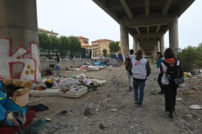 イタリア、ベンティミーリア市の川沿い。フランスに渡ろうとする人びとの一時的な非公式の滞在場所となっている=2023年5月17日 (C) MSF/Candida Lobes イタリア、ベンティミーリア市の川沿い。フランスに渡ろうとする人びとの一時的な非公式の滞在場所となっている=2023年5月17日 (C) MSF/Candida Lobes