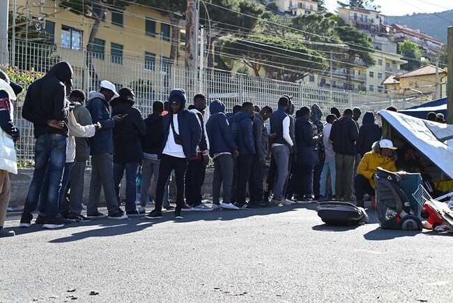 ベンティミーリアからフランスに入国しようとする数百人の移民たち＝2023年5月15日　(C) MSF／Candida Lobes