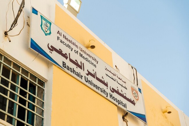 ハルツームで稼働している数少ない病院のひとつ、バシャール大学病院＝2023年5月13日 (C) Ala Kheir／MSF