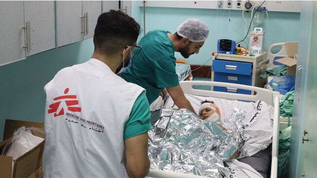 アル・シファ病院で負傷者を治療するMSFスタッフ=2023年10月19日 (C) Mohammad Masri