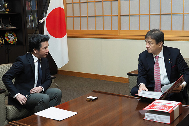 堀井副大臣（右）に署名を提出し、意見交換した村田事務局長　(C) MSF