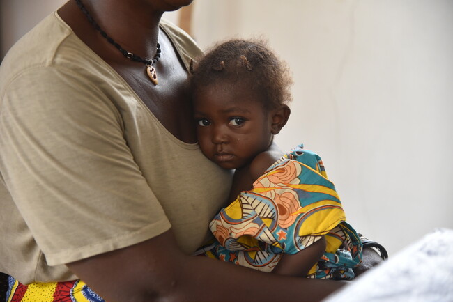 結核にかかり母親とともにMSFによる検査を受ける子ども＝シエラレオネ、2023年1月27日　(C) Mary Dumbuya／MSF