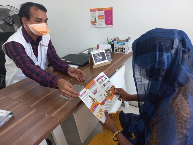 endTBの臨床試験登録者にリーフレットを手渡すMSFのスタッフ＝インド、2023年10月29日　(C) Siddhesh Gunandekar／MSF