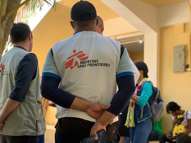 2022年にはMSFは、ポルトープランスで最もコレラの被害が大きい地区の一つであるシテ・ソレイユで予防接種のキャンペーンを支援した＝2022年12月21日　(C) Djenane Madona Baptiste／MSF