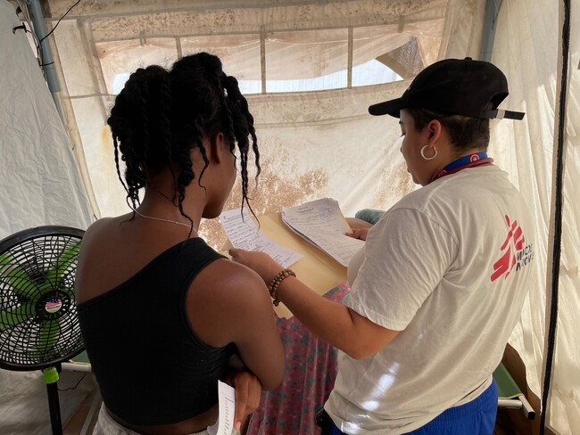 ラハス・ブランカスにあるMSFのテントで母子を診察するMSFの医師＝2023年4月6日 (C) Natalia Romero Peñuela／MSF