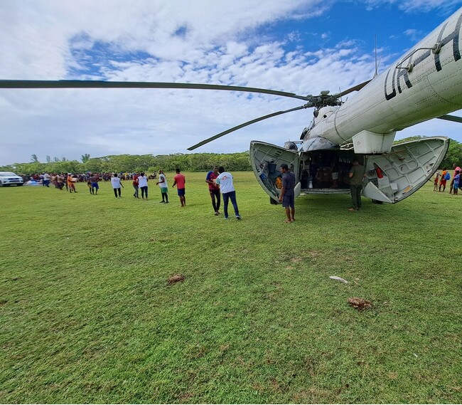 豪雨の影響を受けるマダガスカルで、栄養治療食をヘリコプターに積み込み遠隔地の診療所に届ける＝2023年3月30日 (C) Mitsi Persani／MSF