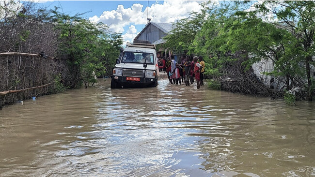 ケニア北東部ダガレイ・キャンプは2023年11月の初めごろから大雨に見舞われ、キャンプ内の道路の通行が困難になっている＝2023年11月16日 (C) Iain Thomson／MSF