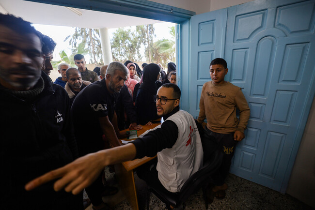 ガザ南部のアル・シャボウラ診療所の待合室で患者に対応するMSFのスタッフ＝2023年12月16日 (C) Mohammad Abed