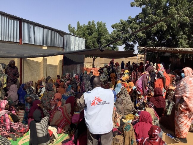 ザムザム・キャンプにあるMSF診療所に集まる女性と子どもたち＝2024年1月30日 (C) MSF