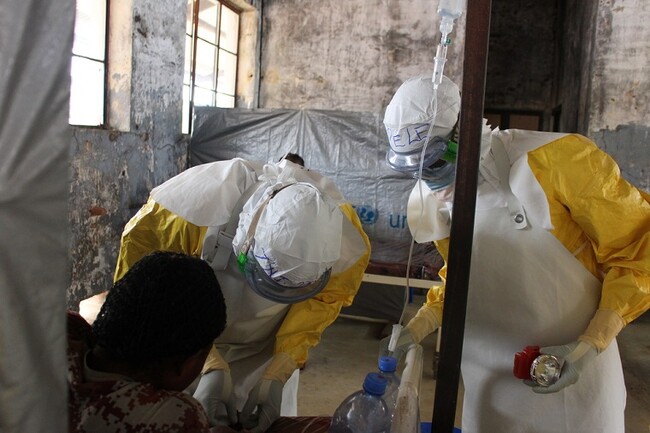 コンゴ民主共和国でエボラ患者の治療をするMSFのスタッフ＝2020年8月1日 (C) Franck Ngonga／MSF