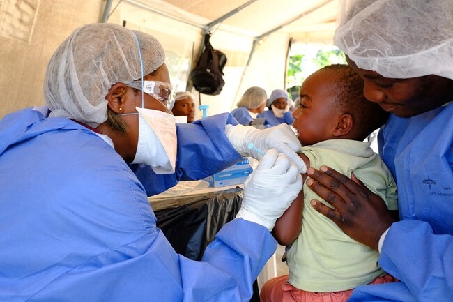 コンゴ民主共和国でエボラのワクチン接種を受ける子ども＝2019年9月18日 (C) Samuel Sieber／MSF