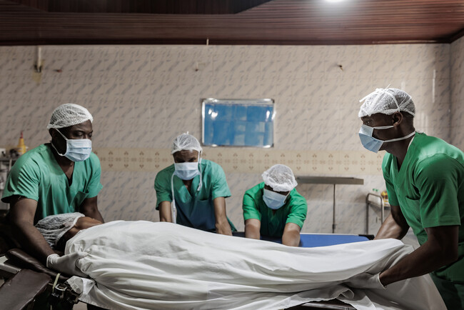 イトゥリ州ブニアにあるMSFの外傷・整形外科治療センターで手術を終えた患者を担架で運ぶ医師＝2023年8月19日 (C) MSF