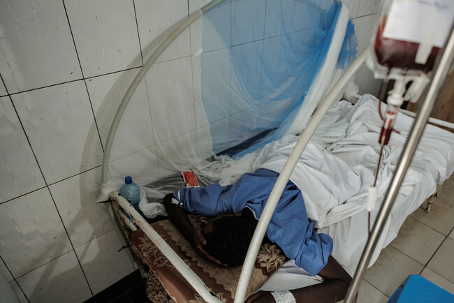 MSFの外傷・整形外科治療センターで輸血を受ける患者＝2023年8月19日 (C) MSF