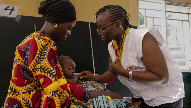 ザムファラ州で重度のマラリアの子どもを診療するMSFの医師＝2023年8月20日 (C) Abba Adamu Musa／MSF
