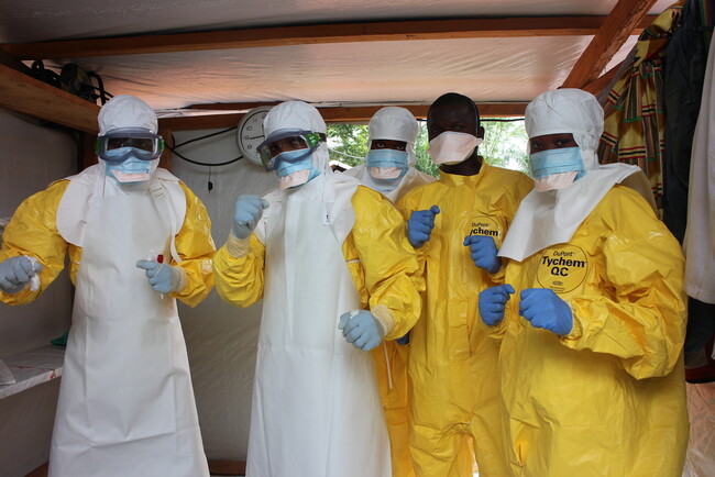 コンゴ民主共和国の赤道州でエボラ対応の第一線に立つ医療チーム＝2020年2月8日 (C) Franck Ngonga／MSF