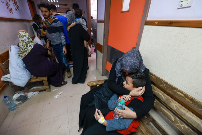 ガザ地区中部のアル・アクサ病院に避難のために身を寄せる患者と市民＝2023年11月29日 (C) MSF