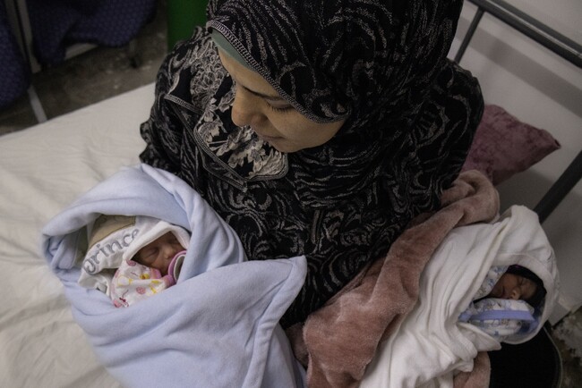 エミラティ産科病院で双子を出産した母親＝2024年3月23日　(C) Annie Thibault／MSF